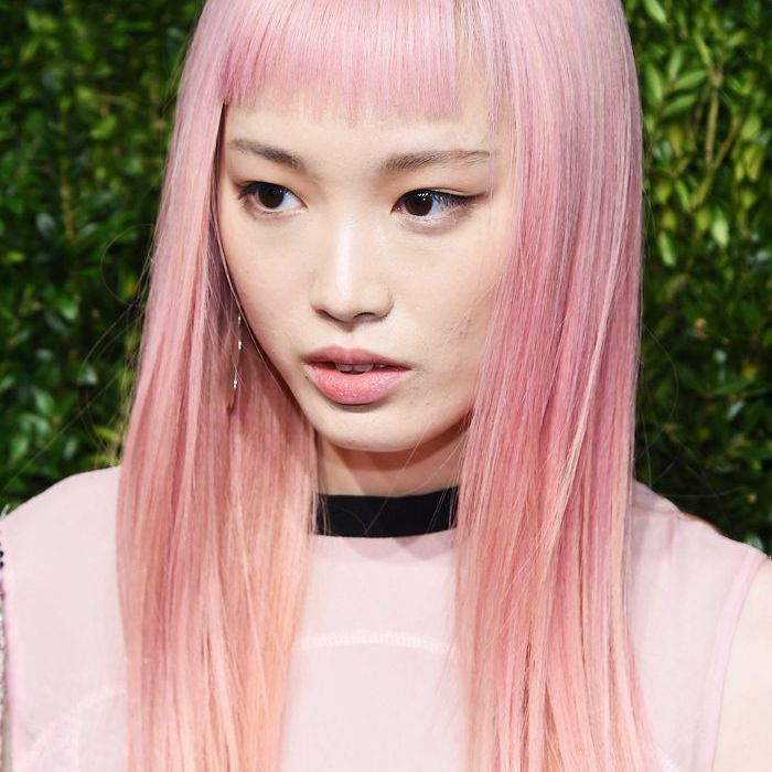 rózsaszín haj: Fernanda Ly modell pasztell rózsaszín hajjal