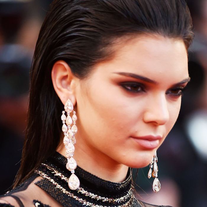 glatt hår: Kendall Jenner med glatt rygg i Cannes