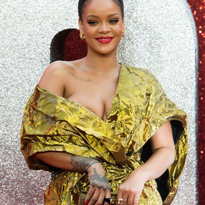 Rihanna Bun y vestido dorado