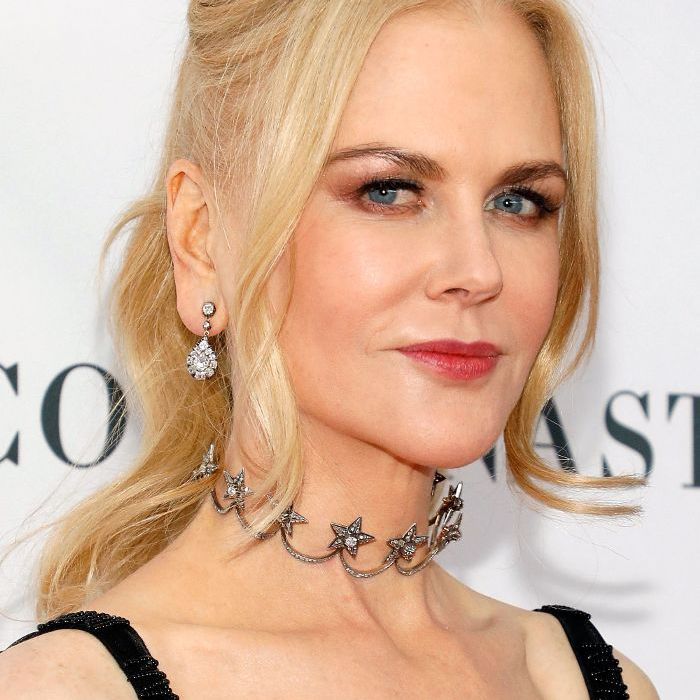 Nicole Kidman Middle Parted Long Bangs y cola de caballo