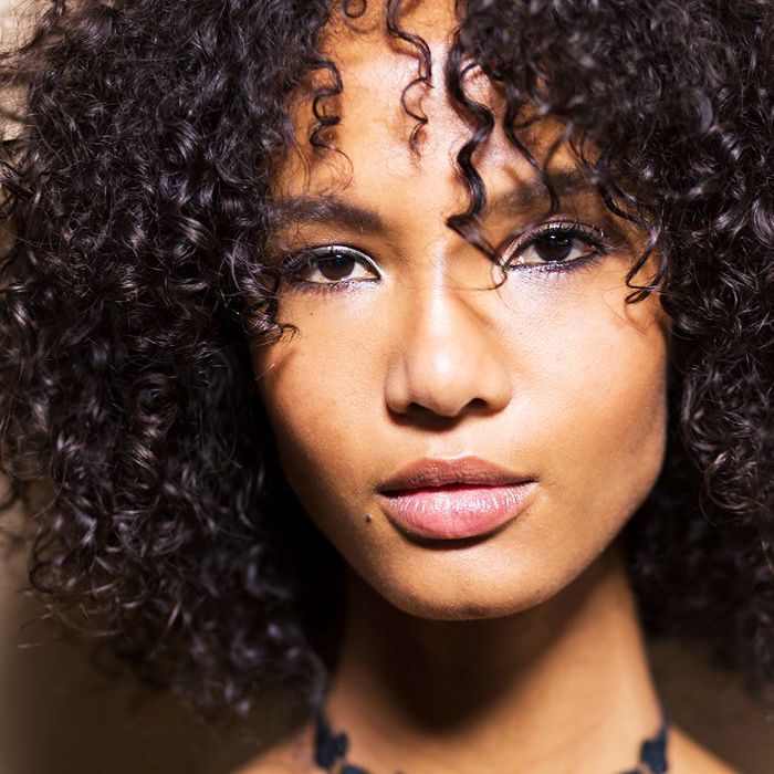 Modell mit natürlichem Afro-Haar bei Etam