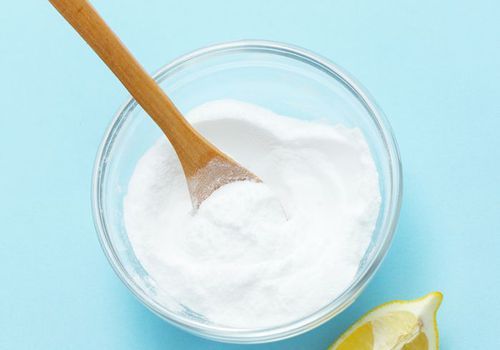O que é uma boa receita de xampu de bicarbonato de sódio e por que devo usá-lo?