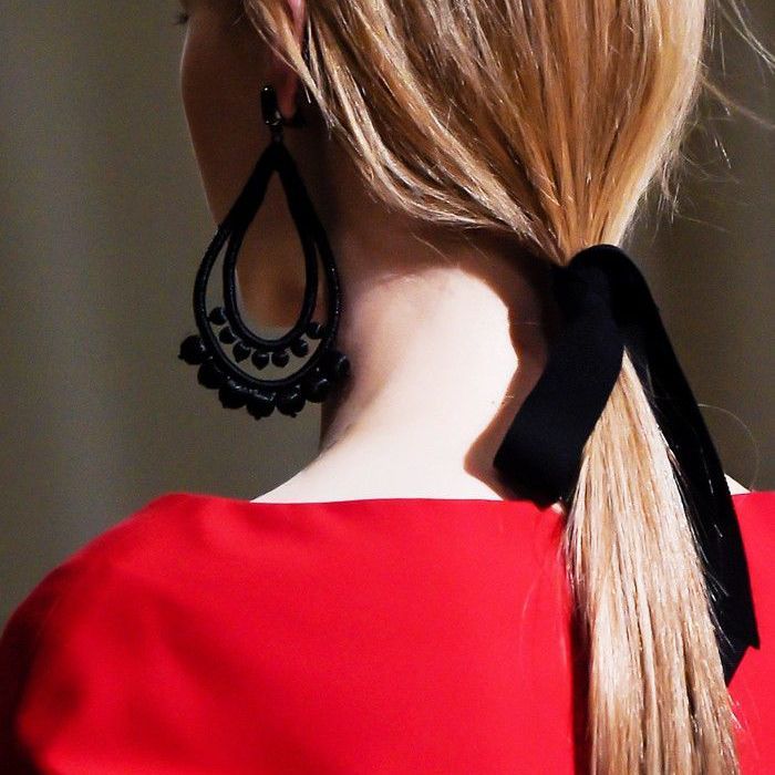საყურეები თმის ვარცხნილობა: ქალი ribbon ponytail