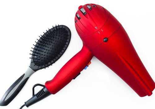 Você deve secar o cabelo natural antes de passar a ferro?