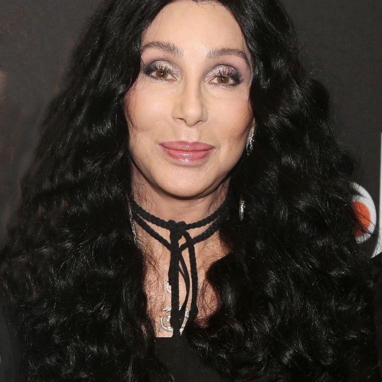 Cher dolgi, kodrasti črni lasje