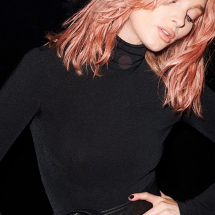 Elsa Hosks gefärbtes roségoldenes Haar ist alles und mehr