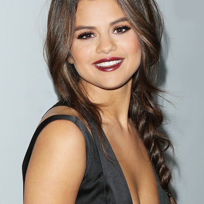 Selena Gomez en la alfombra roja del cabello