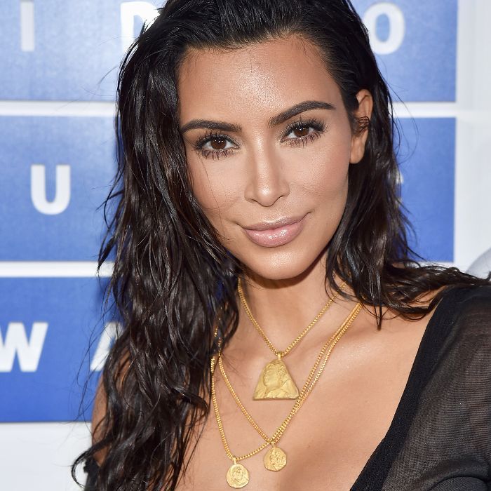 Kim Kardashian hår: Kim med sidevævet hår med vådt look