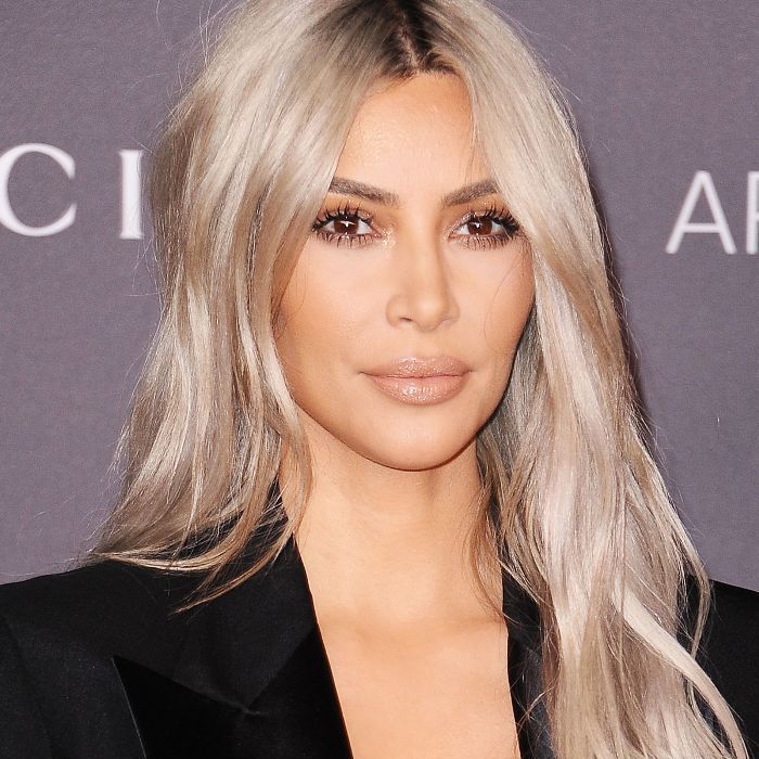 Kim Kardashian hår: Kim med pastelrosa / gråt hår