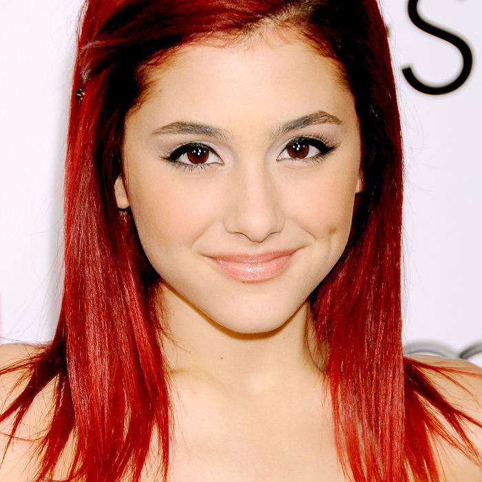 Ariana Grande წითელი თმა