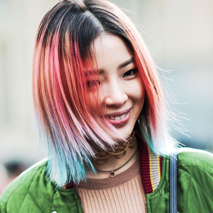 Irene Kim con cabello arcoíris