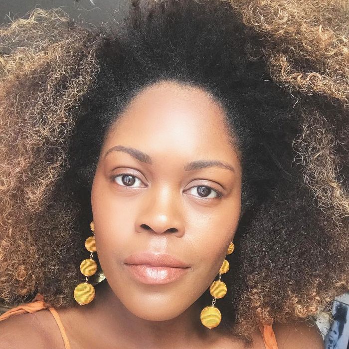 natürliche Afro-Haarspitzen: Gina Knight mit blonder Afro-Perücke