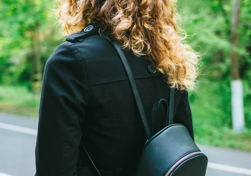 Mujer con cabello grueso y una mini mochila