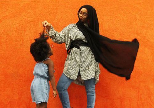 Uma mulher muçulmana conta como usa o cabelo como forma de resistência
