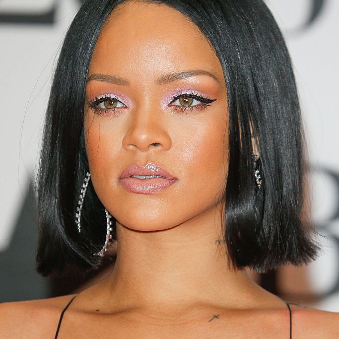 Rihanna com um bob de um comprimento
