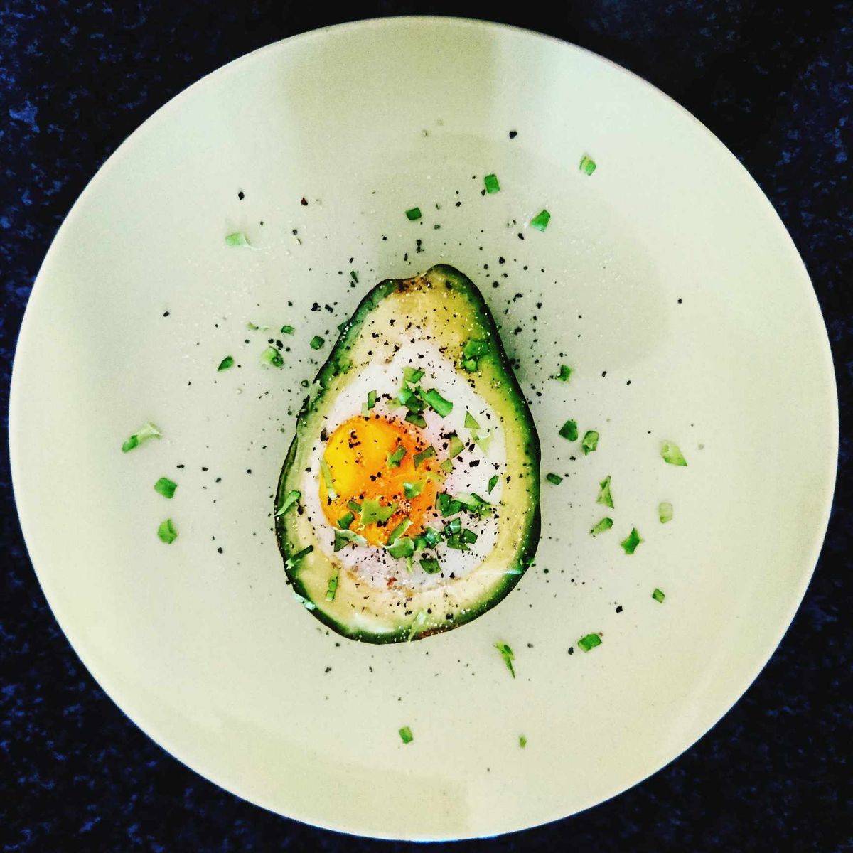 Avocado und Ei mit Koriander