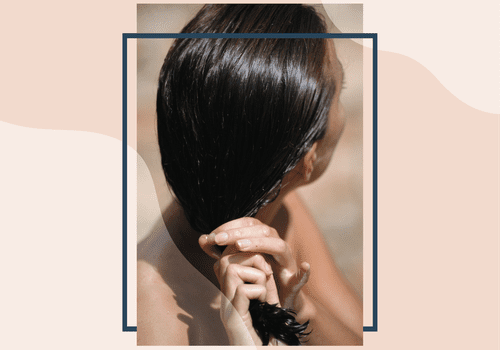 žena koja pršti kosu