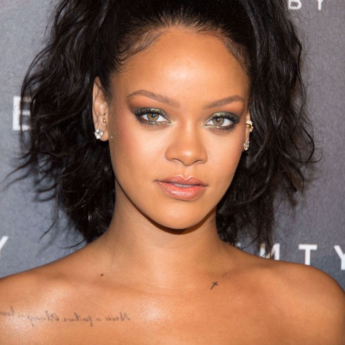 Rihanna coleta alta rizada