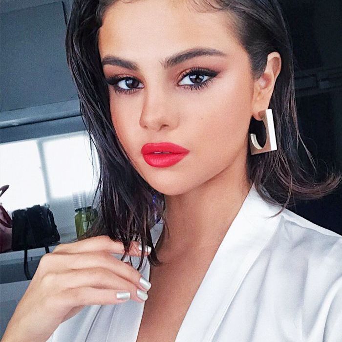 Peinados cortos: Selena Gomez luce un corte de pelo bob de look mojado en Instagram