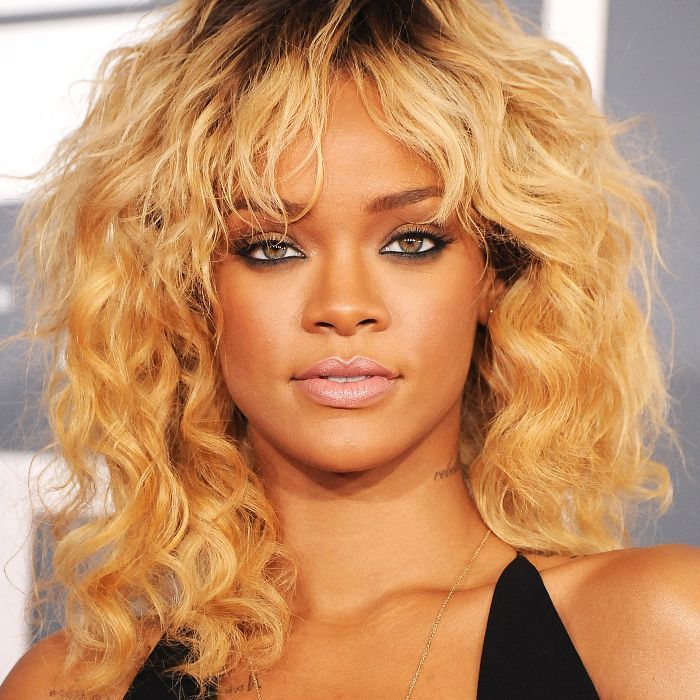 mittellanges Haar mit Fransen: Rihanna
