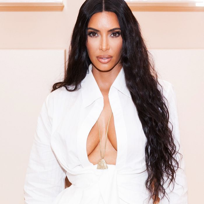 Kim Kardashian super langes gewelltes Haar