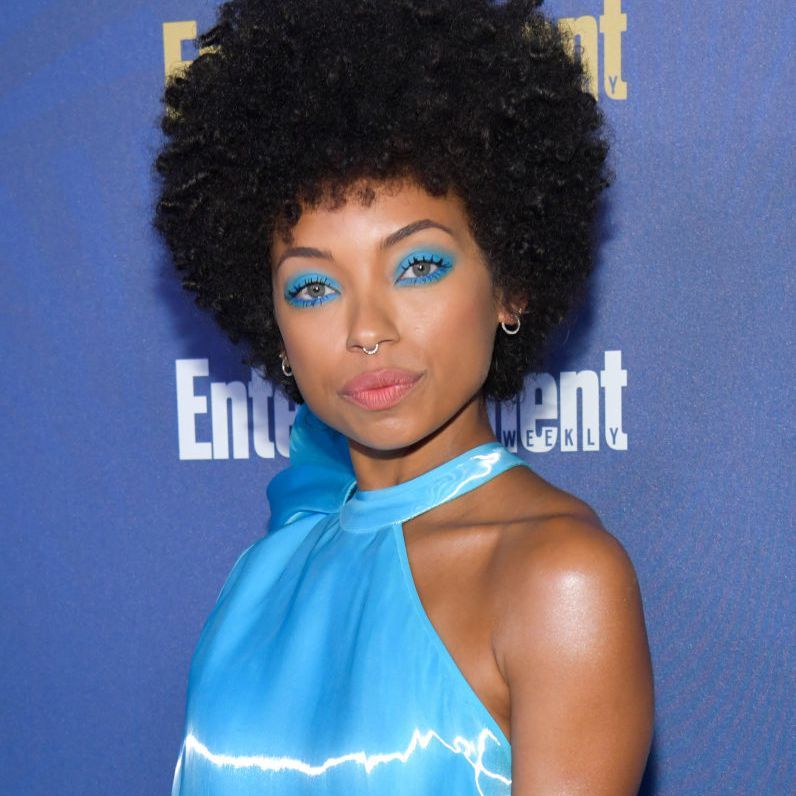 Logan Browning afro con ombre blu elettrico