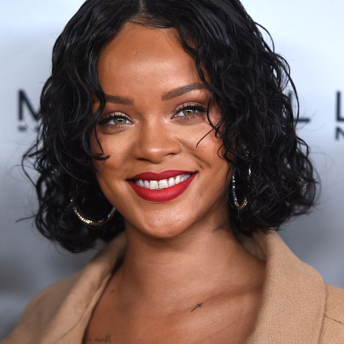 Rihanna bob encaracolado na altura do queixo