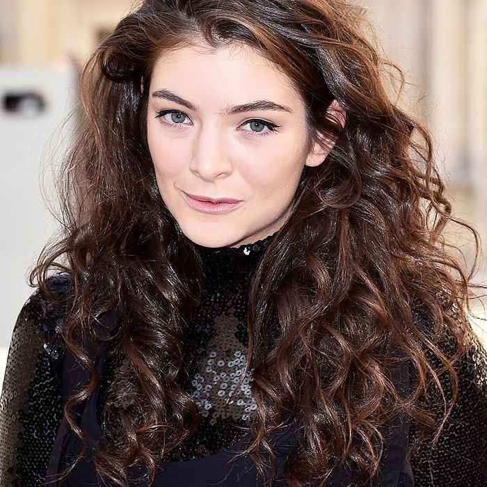 Lorde langes, lockiges Haar