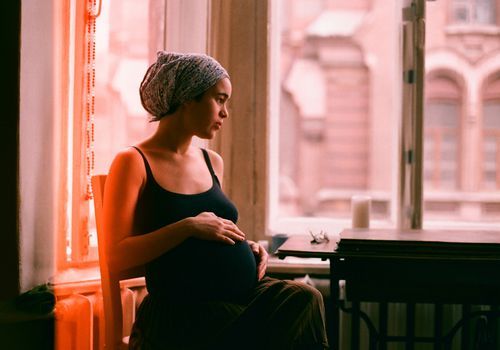 schwangere Frau sitzt
