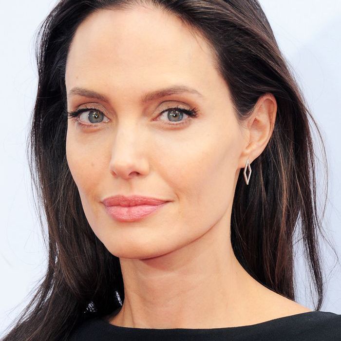 Mar a dhèilig Angelina Jolie ri pairilis a Bell