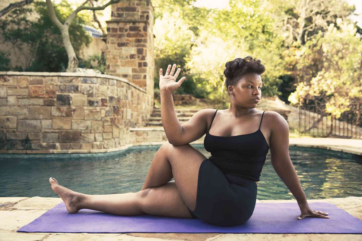 Vertraute Frau in sitzender Wirbelsäulendreh-Yoga-Pose