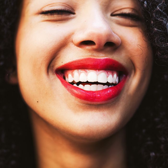 מומחים חולקים את טכניקות הלבנת השיניים המנוסות ונכונות שעובדות באמת