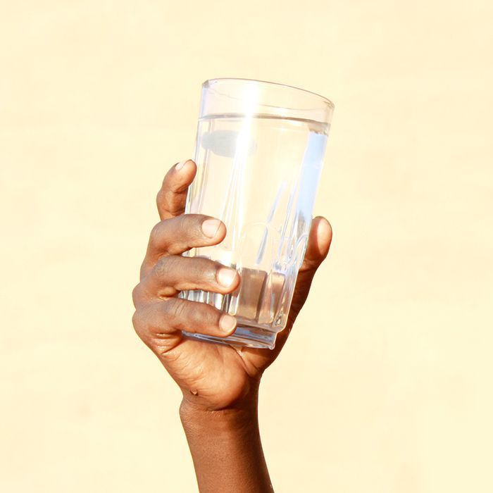 האם אתה יכול לשתות מים מזוקקים? הנה מה שאתה צריך לדעת
