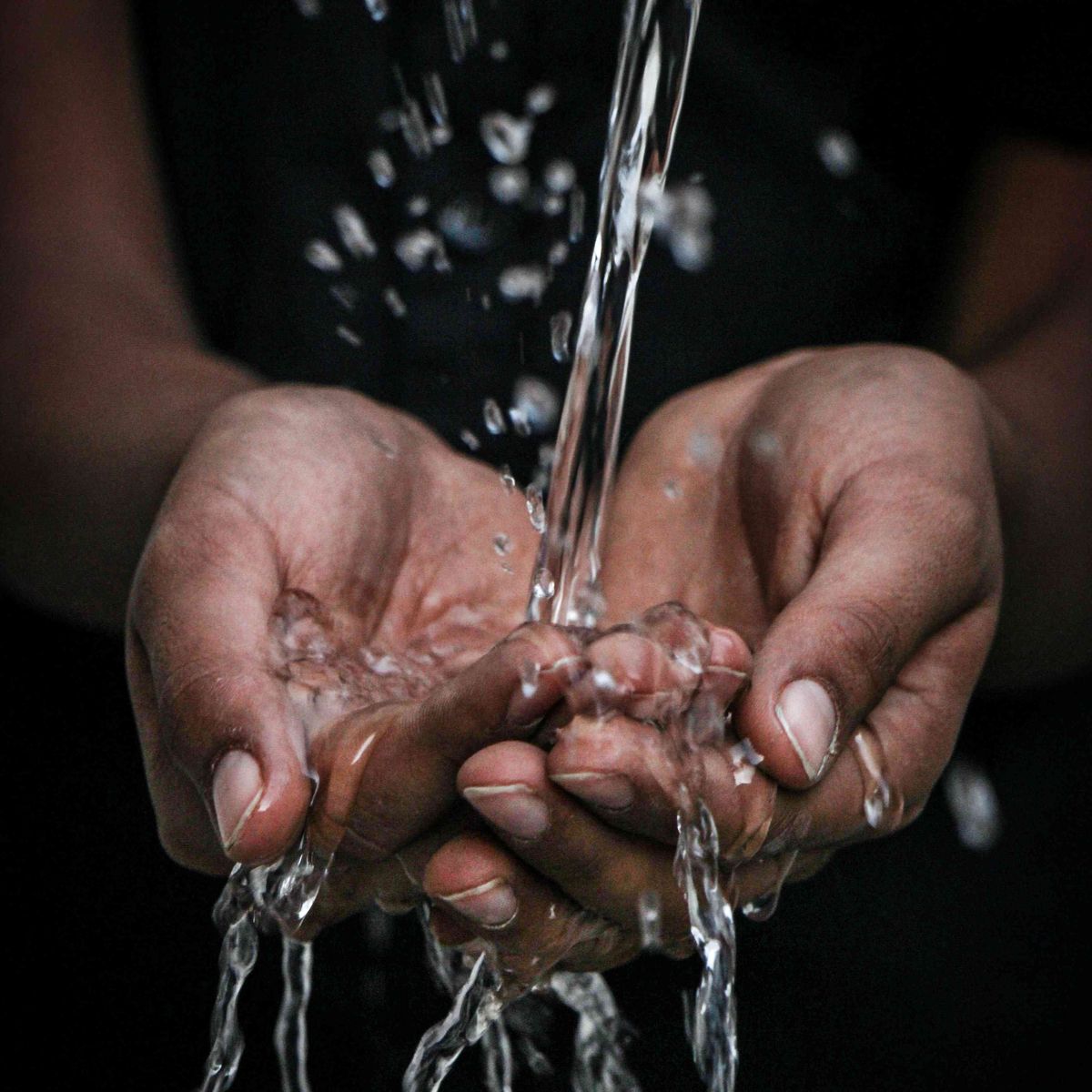 nainen kuppaus vettä käsissään