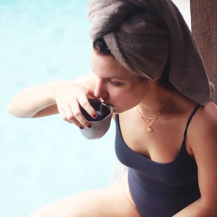 hvordan hormoner påvirker din lugtesans - kvinde drikker te