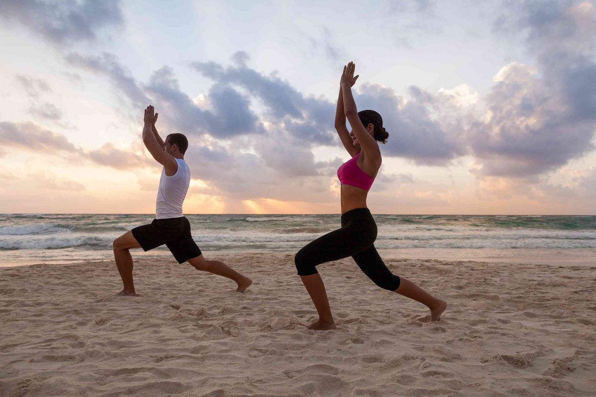 Par vježba jogu na plaži