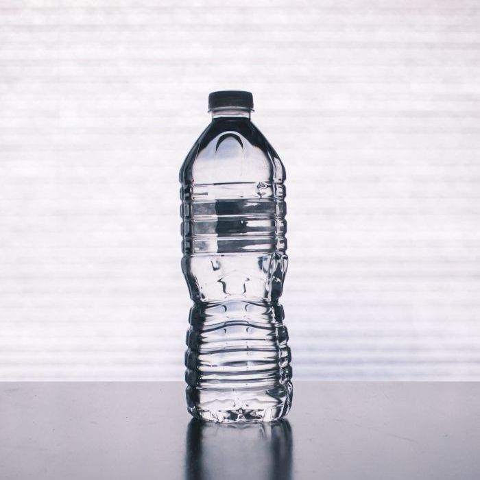 Колко вода трябва да пиете в самолет?