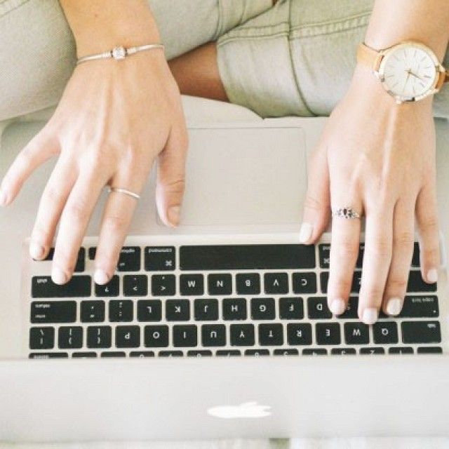 Hände auf einer Tastatur, 7 Gewohnheiten hochproduktiver Menschen