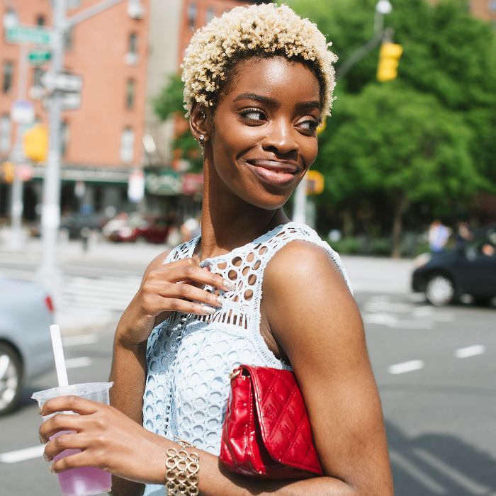 Mulher sorrindo na rua em Nova York