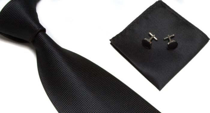 Musta solmio kalvosinnapit taskun neliö