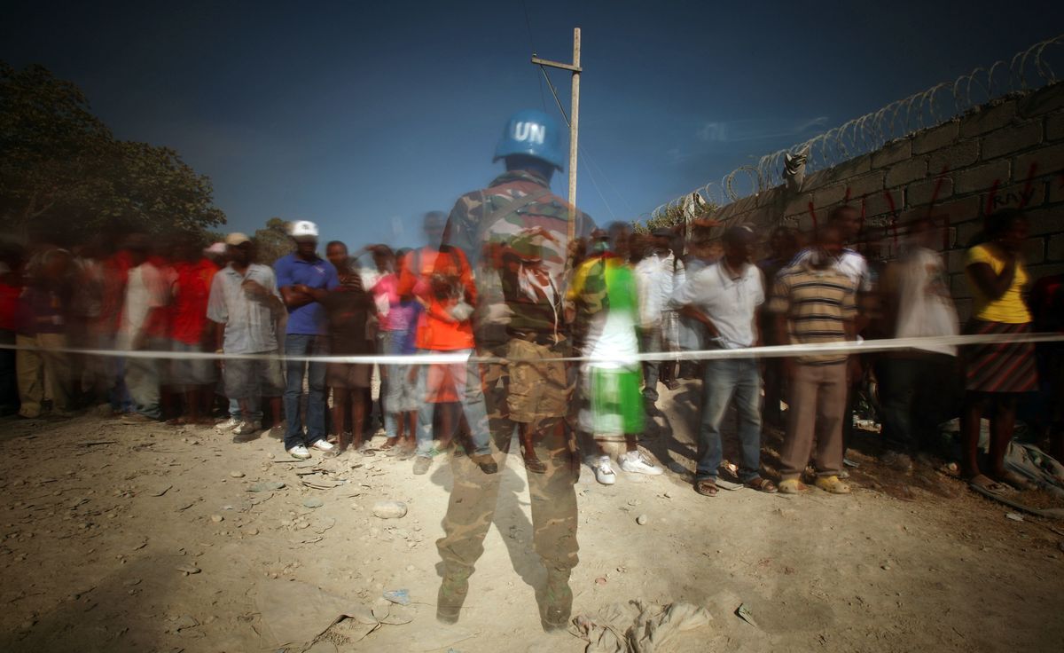 Des enfants haïtiens recherchent leurs pères Casques bleus de l'ONU
