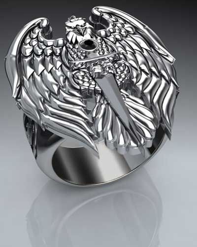 Este gran anillo presenta un águila independiente, sujetando una espada afilada como una navaja.