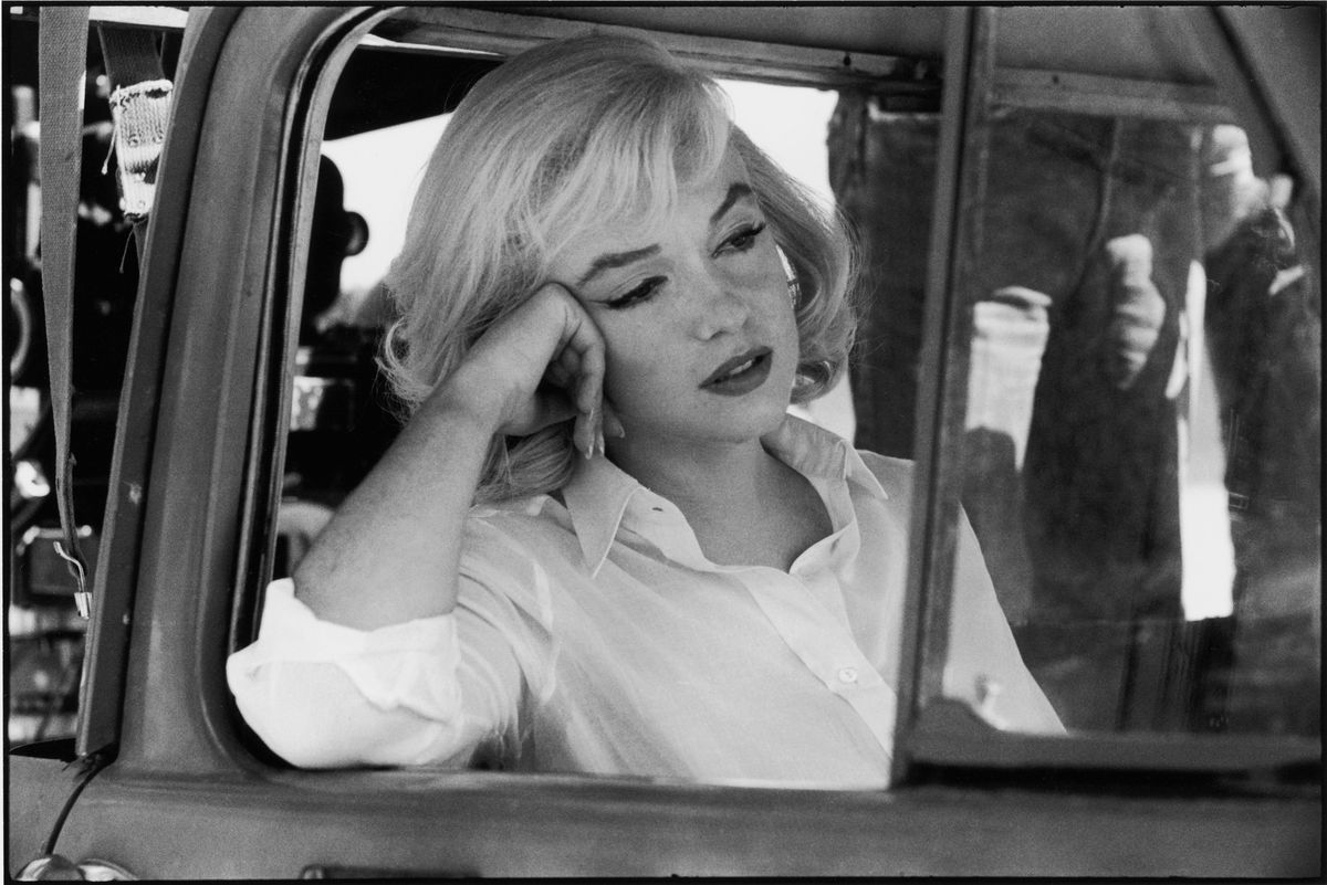 Marilyn Monroe in einem Auto mit Blick aus dem Fenster
