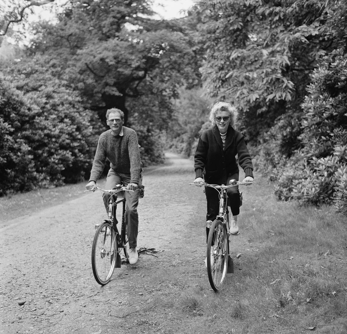 מרילין מונרו רוכבת על אופניים עם בעלה