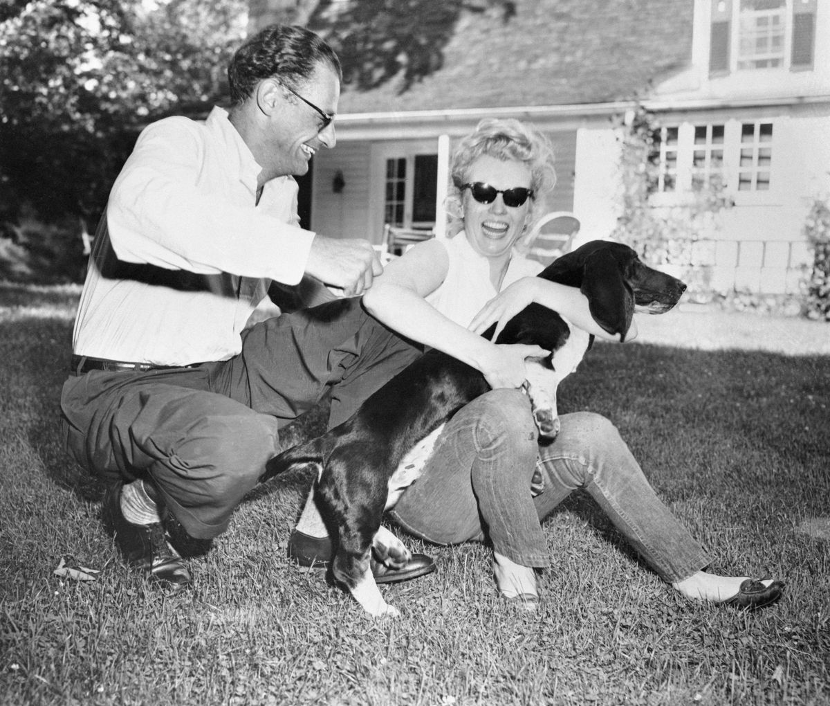 Marilyn Monroe mit ihrem zukünftigen Ehemann Arthur Miller und seinem Hund