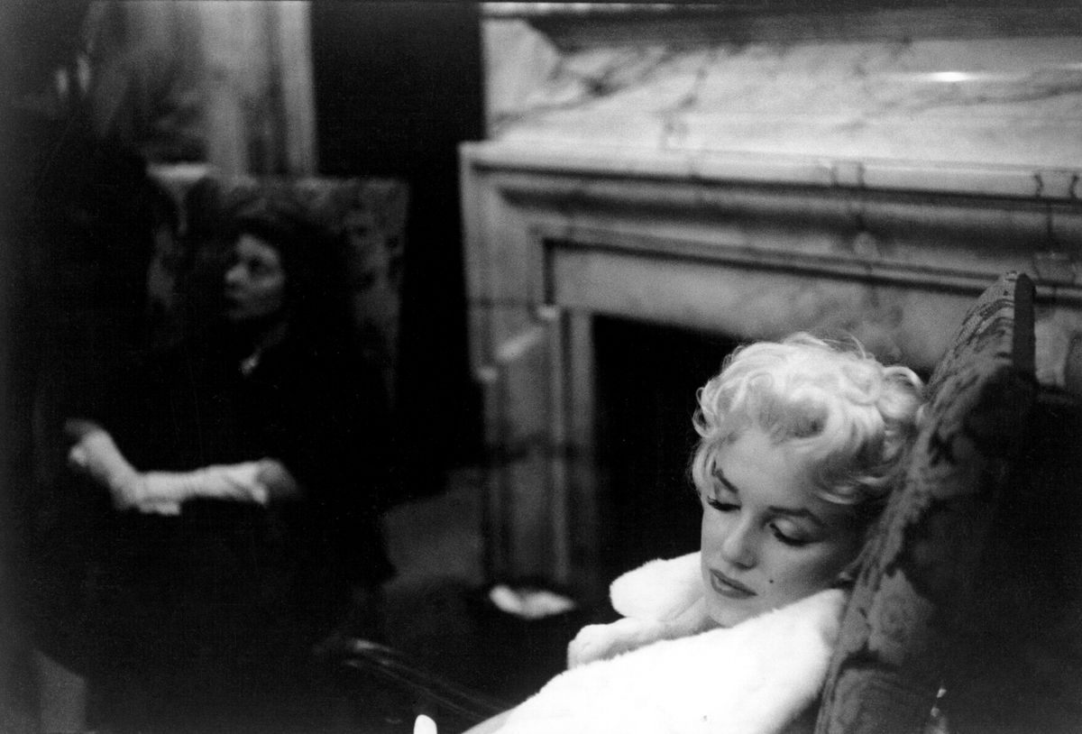 Marilyn Monroe schläft in einem Stuhl
