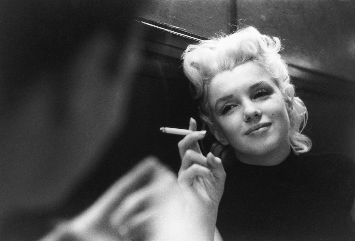 Marilyn Monroe raucht eine Zigarette