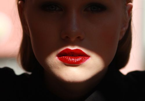 So tragen Sie Lippenstift auf: 15 Tipps und Tricks