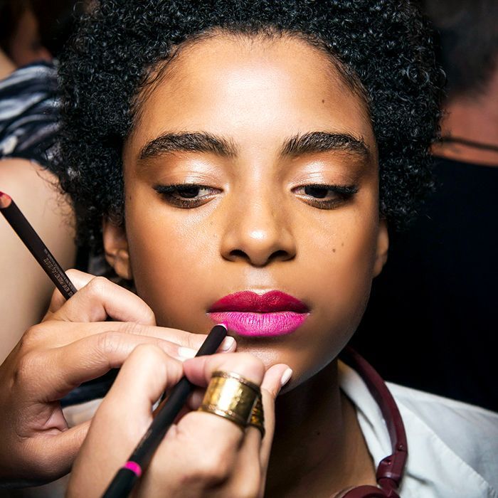 A los maquilladores famosos les encantan estos 10 lápices labiales para tonos de piel oscuros