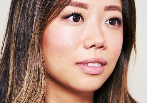 Der Redaktionsleiter Faith Xue testet natürliche Lippenpflegemittel